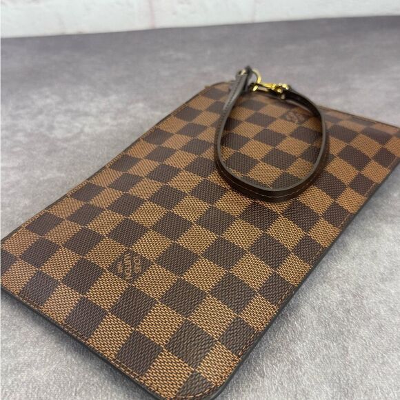 Louis Vuitton Damier Ebene Neverfull Pochette Wristlet Bag - Picture 4 of 14